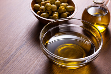 オリーブオイルとオリーブの塩漬け