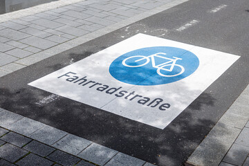 Markierung einer neu errichteten Fahrradstraße.