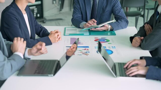 会議するビジネスグループ　スローモーション
