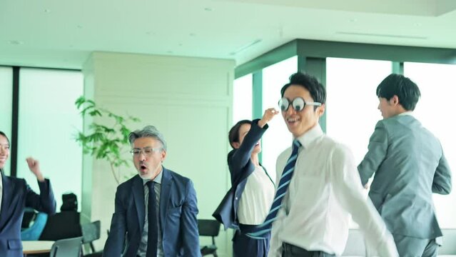 オフィスでダンスするビジネスグループ　スローモーション