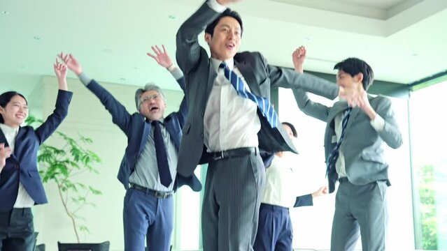 オフィスでダンスするビジネスグループ　スローモーション