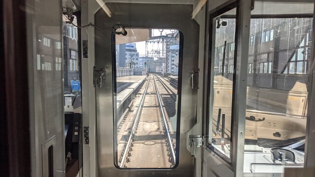 美顔器のような器具を使う女性