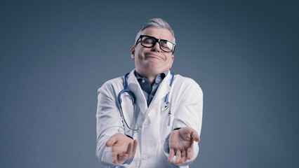 Funny clueless doctor shrugging and looking at camera - obrazy, fototapety, plakaty