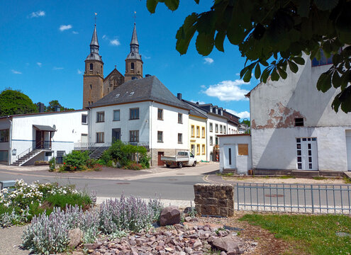 Kirche Helfanter Dom in Helfant, einem Ortsteil von Palzem im Landkreis Trier-Saarburg an der Obermosel. Aussicht vom Wanderweg Moselsteig, Etappe 2 von Palzem nach Nittel.