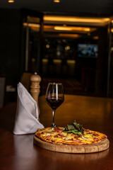 Pizza con vino italiano en la mesa de un restaurante de lujo. 