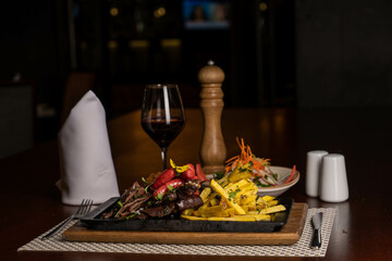 Fotografías de parrillas con diferentes carnes en un restaurante de lujo 