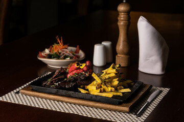 Fotografías de parrillas con diferentes carnes en un restaurante de lujo 