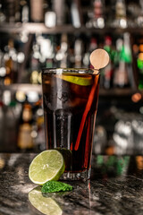 Coctel de ron con frutas en la barra de un bar. by Yuri Ugarte 