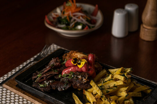 Fotograf&iacute;as de parrillas con diferentes carnes en un restaurante de lujo 
