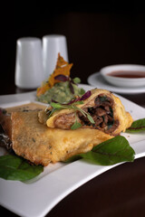 Empanas de carne con limonada en la mesa de un restaurante. 