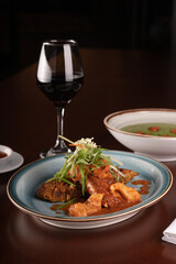 Guiso de carne con vino en la mesa de un restaurante, comida gourmet