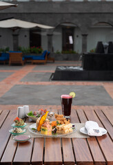 Fuente de mariscos con ceviche, causa, chicharron de calamar y yucas fritas, acompañado de chicha morada