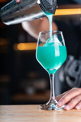 Cocteles de frutas en la barra de un bar. 