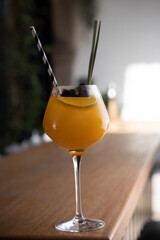 Cocteles de frutas en la barra de un bar. 