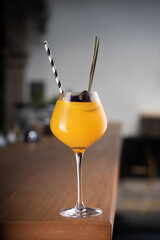 Cocteles de frutas en la barra de un bar. 