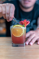 Cocteles de frutas en la barra de un bar. 