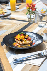 Desayuno completo en la mesa de un restaurante.