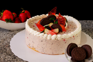 Cheesecake de fresas y oreos con crocantes de caramelo rojo 
