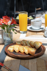 Desayuno completo en la mesa de un restaurante.