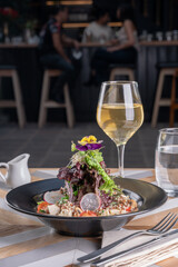 Plato de comida gourmet en la mesa de un restaurante.