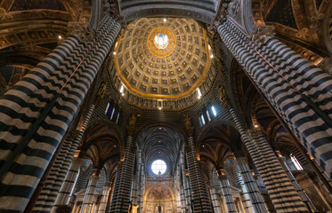 Fototapeta na wymiar Dôme intérieur de la cathédrale Santa Maria Assunta