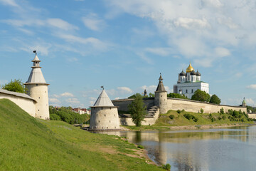 Fototapeta na wymiar Pskov Krom or Kremlin
