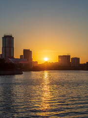 Obraz premium Sunset on a pond in the center of the city. Yekaterinburg, Russia