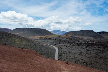Obraz premium road leading through volcanic landscape in national park timanfaya