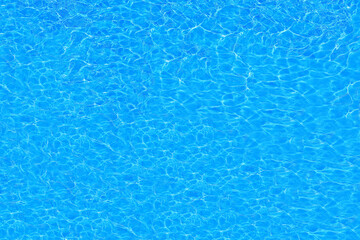 Fototapeta na wymiar 야외 수영장의 푸른 물