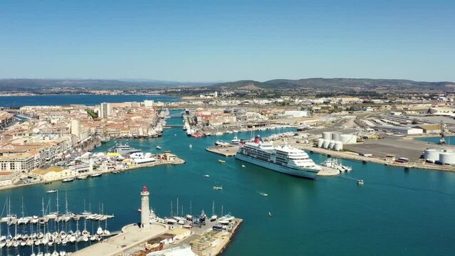 Survol du Port et du canal de S&egrave;te sur la M&eacute;diterran&eacute;e dans le sud de la France