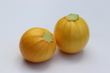 Runde gelbe Zucchini frisch geerntet.