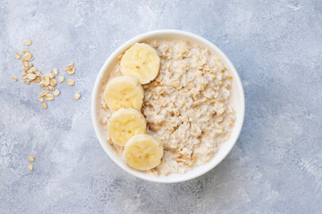 Oats porridge with banana slices