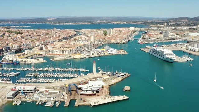 Survol du Port et du canal de Sète sur la Méditerranée dans le sud de la France