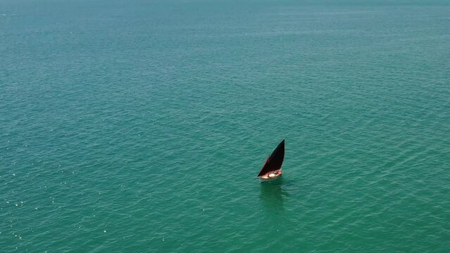 survol d'une barque &agrave; voile latine en mer m&eacute;diterran&eacute;e