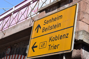 Schild Richtung Senheim, Beilstein, Koblenz und Trier