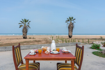 Desayuno chinchano con tamales en la playa.