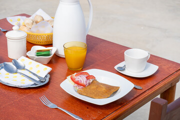 Desayuno chinchano con tamales en la playa.