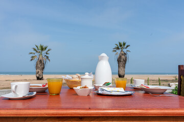 Desayuno chinchano con tamales en la playa.