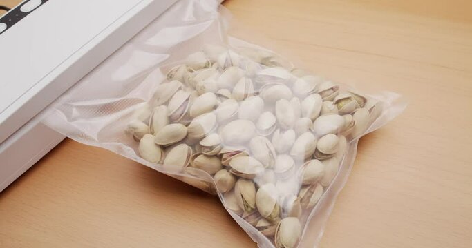 Vacuum packaging machine to seal pistachio nut