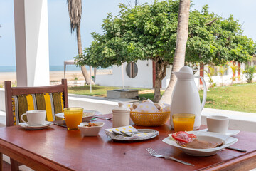 Desayuno chinchano con tamales en la playa.