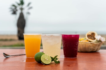 Chilcanos de pisco preparados en una barra.