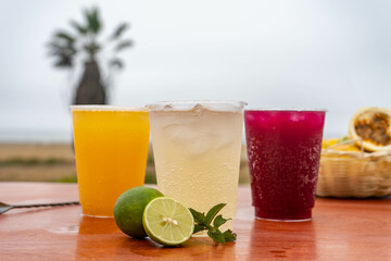 Chilcanos de pisco preparados en una barra.