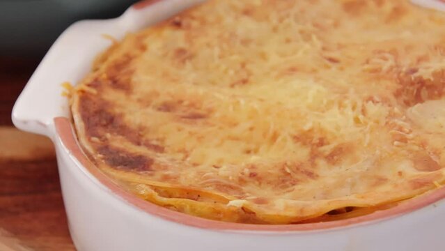 plat de lasagnes en gros plan sur une planche &agrave; d&eacute;couper