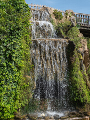 Wasserfall in botanischen Garten von Cadiz, Andalusien, Spanien