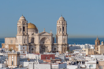 Stadtansicht Cadiz, Andalusien mit Blick auf die Kathedrale © dreakrawi