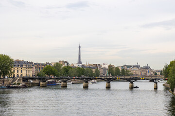 Fototapeta premium Vue sur le Pont des Arts à Paris par un temps nuageux
