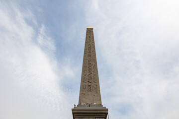 Fototapeta na wymiar Obélisque de Louxor au milieu de la Place de la Concorde à Paris