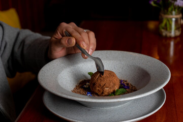 Postre de papa con chocolate.