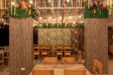 Restaurante colorido en Machu Picchu.