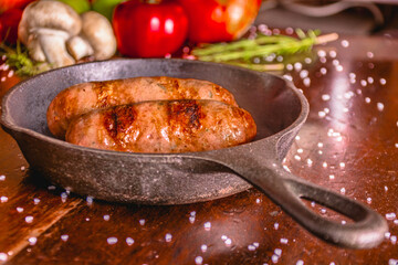 Salchichas en la sarten, encima de una mesa